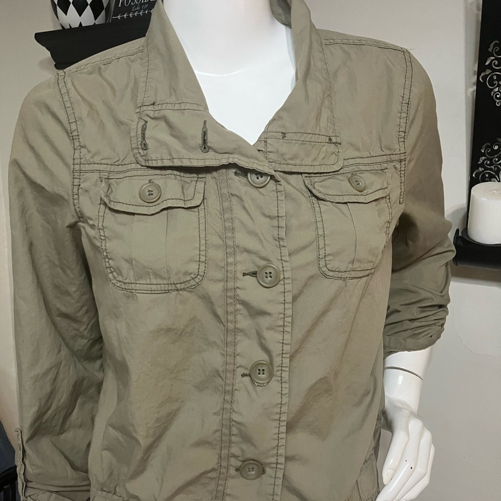 Maurice’s light weight olive green cargo jacket. Very good preowned condition.